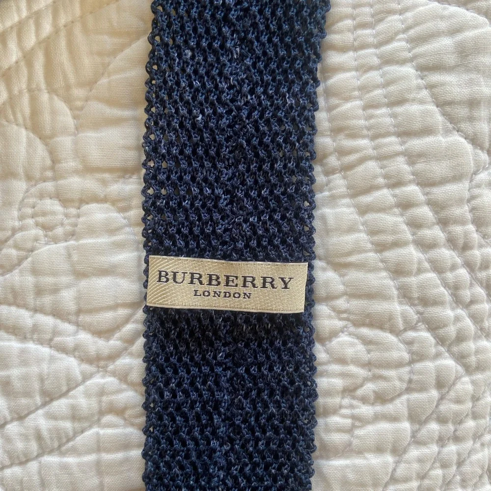 Men’s Burberry Navy Knit tie 100% silk - Picture 3 of 5